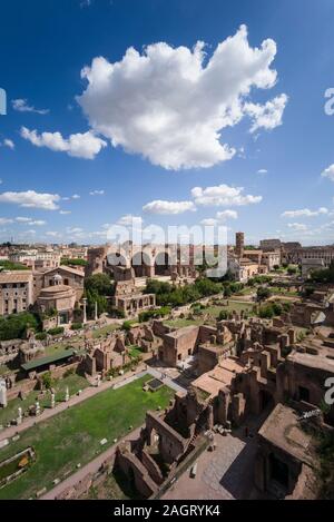 Rome. L'Italie. Vue sur le Forum Romain (Forum Romanum/Foro Romano) à partir de la colline du Palatin. Premier plan sont les vestiges de la maison de l'vestales, bey Banque D'Images