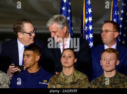 Mulvaney Mick du personnel. 18Th Oct, 2019. Le représentant au Commerce des États-Unis, Robert Lighthizer, gauche, s'entretient avec nous Conseiller pour la sécurité nationale, Robert C. O'Brien, centre, avant l'arrivée du président des États-Unis Donald J. Trump qui vont faire des remarques et de signer, le S.1790 National Defense Authorization Act pour l'année fiscale 2020 à Joint Base Andrews à Suitland, Maryland le Vendredi, Décembre 20, 2019. Sur la droite se trouve la Maison Blanche par intérim Chef de cabinet Mick Mulvaney.Credit : Ron Sachs/CNP Crédit dans le monde entier | conditions : dpa/Alamy Live News Banque D'Images