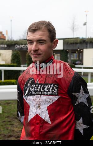 L''hippodrome d''Ascot, Berkshire, Royaume-Uni. Dec 21, 2019. Week-end de course d'Ascot Famille Noël, Jockey Charlie Deutsch remporte le Plymouth Gin Handicap Steeple Chase (classe 2) sur l'espoir de Guye. Propriétaire Mme J Hitchings, Formateur Venetia Williams, Hereford, éleveur GAEC Delorme Gerard & Vincent Robinets Ltd. Promoteur Crédit : Alamy Live News/crédit : Maureen Maureen McLean McLean/Alamy Live News Banque D'Images