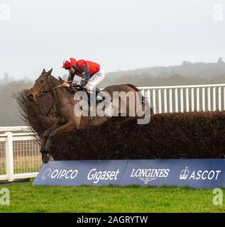 L''hippodrome d''Ascot, Berkshire, Royaume-Uni. Dec 21, 2019. Week-end de course d'Ascot Famille Noël, Jockey Charlie Deutsch remporte le Plymouth Gin Handicap Steeple Chase (classe 2) sur l'espoir de Guye. Propriétaire Mme J Hitchings, Formateur Venetia Williams, Hereford, éleveur GAEC Delorme Gerard & Vincent Robinets Ltd. Promoteur Crédit : Alamy Live News/crédit : Maureen Maureen McLean McLean/Alamy Live News Banque D'Images