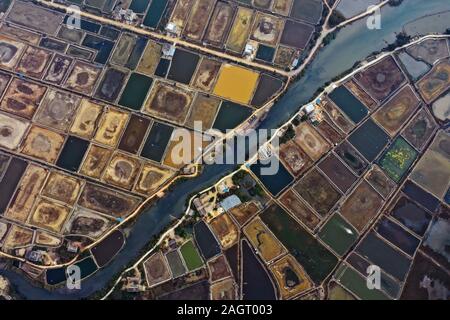 Nanning. Dec 21, 2019. Photo aérienne prise le 21 décembre 2019 montre les étangs de crevettes près de l'estuaire dans Dangjiang Canton de Hepu County, le long de Lianzhou Bay dans le sud de la Chine, région autonome Zhuang du Guangxi. Credit : créatrice Ailin Zhang/Xinhua/Alamy Live News Banque D'Images