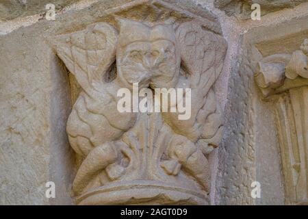 Antigua portada del Hospital de San Juan de Acre en el cementerio municipal, estilo románico, Navarrete, La Rioja, Espagne. Banque D'Images