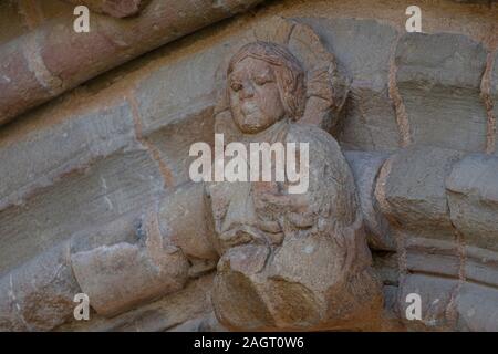 Antigua portada del Hospital de San Juan de Acre en el cementerio municipal, estilo románico, Navarrete, La Rioja, Espagne. Banque D'Images