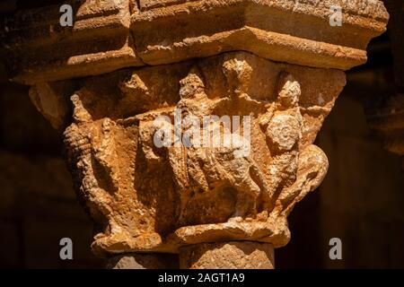 Lucha de jinetes guerreros y a pie, Iglesia de San Pedro Apóstol, Románico, siglo XII -declarada Monumento Histórico Artístico Nacional en 1935-, Caracena, Soria, Comunidad Autónoma de Castilla y León, Espagne, Europe. Banque D'Images