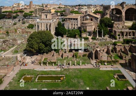 Rome. L'Italie. Vue sur le Forum Romain (Forum Romanum/Foro Romano) à partir de la colline du Palatin. Banque D'Images
