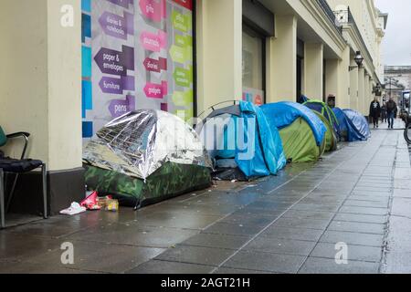 Une rangée de tentes pour les habitants de la rue sur la rue William IV, près de la gare de Charing Cross dans le West End de Londres, UK Banque D'Images