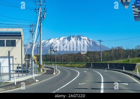 Le Mont Iwate neige avec ciel bleu clair, la beauté naturelle et le paysage urbain de Takizawa Ville Teshikaga au printemps, saison, journée ensoleillée Banque D'Images