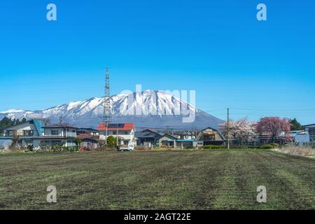 Le Mont Iwate neige avec ciel bleu clair, la beauté naturelle et le paysage urbain de Takizawa Ville Teshikaga au printemps, saison, journée ensoleillée Banque D'Images