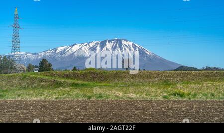 Le Mont Iwate neige avec ciel bleu clair, la beauté naturelle et le paysage urbain de Takizawa Ville Teshikaga au printemps, saison, journée ensoleillée Banque D'Images