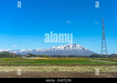 Le Mont Iwate neige avec ciel bleu clair, la beauté naturelle et le paysage urbain de Takizawa Ville Teshikaga au printemps, saison, journée ensoleillée Banque D'Images