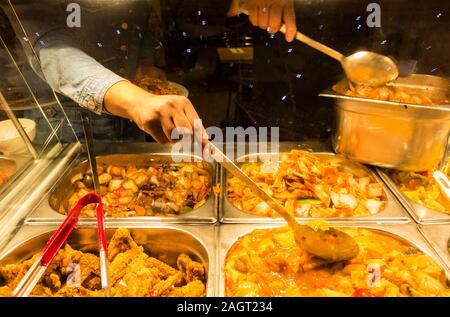 Servir les clients eux-mêmes dans un restaurant buffet chinois dans Chinatown, Soho, London, UK Banque D'Images