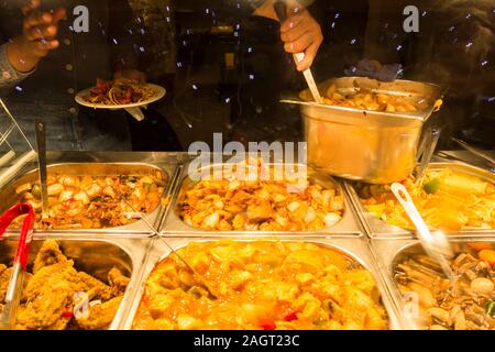 Servir les clients eux-mêmes dans un restaurant buffet chinois dans Chinatown, Soho, London, UK Banque D'Images