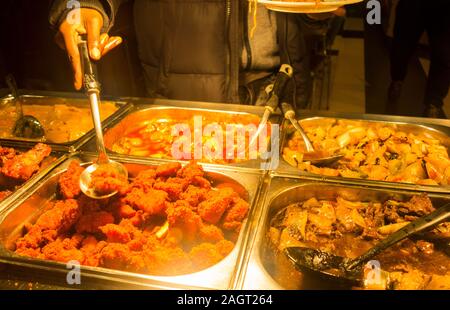 Servir les clients eux-mêmes dans un restaurant buffet chinois dans Chinatown, Soho, London, UK Banque D'Images