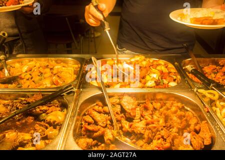 Servir les clients eux-mêmes dans un restaurant buffet chinois dans Chinatown, Soho, London, UK Banque D'Images