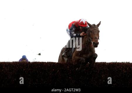 Espoir de Guye et Charlie Deutsch effacer la dernière barrière avant de gagner le Gin Plymouth Handicap Steeple Chase course à l'hippodrome d'Ascot. Banque D'Images