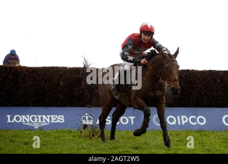 Espoir de Guye et Charlie Deutsch effacer la dernière barrière avant de gagner le Gin Plymouth Handicap Steeple Chase course à l'hippodrome d'Ascot. Banque D'Images