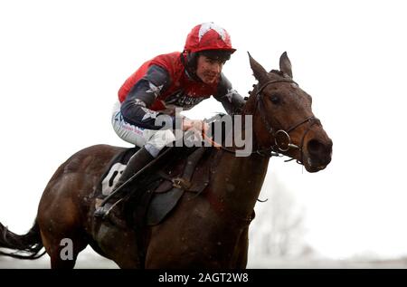 Espoir de Guye et Charlie Deutsch effacer la dernière barrière avant de gagner le Gin Plymouth Handicap Steeple Chase course à l'hippodrome d'Ascot. Banque D'Images