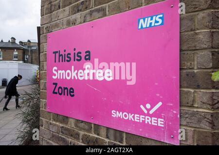 La signalisation dans les zones sans fumée du NHS Banque D'Images