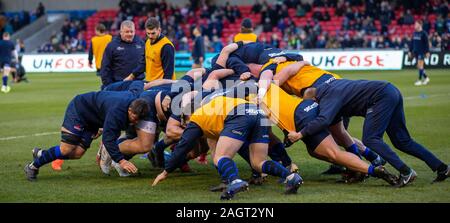 21 décembre 2019 ; stade AJ Bell, Salford, Lancashire, Angleterre ; Premiership Anglaise, Rugby Sale Sharks contre Northampton Saints ; la falaise va sauvegarder demi de mêlée à la FAF De Klerk supervise la pratique Scrum pour Sale Sharks avant le match contre les Northampton Saints - usage éditorial : Action Crédit Plus Sport Images/Alamy Live News Crédit : Action Plus de Sports/Alamy Live News Banque D'Images