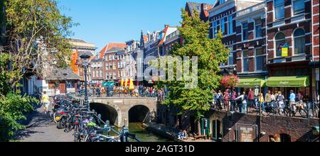 Vue panoramique sur le centre-ville d'Utrecht avec l'Oudegracht (Vieux canal), Vismarkt (marché aux poissons) et Kalisbrug Kalis (Pont). Les Pays-Bas. Banque D'Images