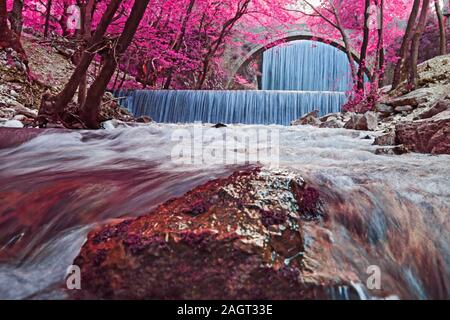 La photographie à infrarouge de la double cascade de Palaiokarya Thessalie Grèce Banque D'Images