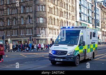 Princes Street, Édimbourg, Écosse, Royaume-Uni. 21 décembre 2019. L'ambulance et le personnel paramédical sont qui ont besoin de prendre plus de temps en congé de maladie en raison de l'anxiété, le stress et la dépression, d'après les chiffres de l'Ambulance. Le nombre de membres du personnel du service d'ambulance signé en raison de problèmes de santé mentale a augmenté au cours des trois dernières années. Credit : Arch White/Alamy Live News Banque D'Images