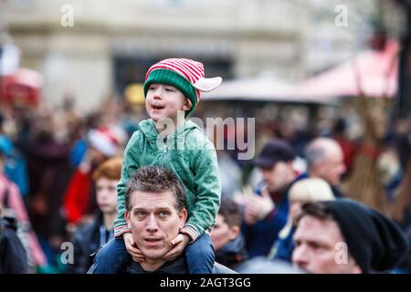 Bath, Somerset, Royaume-Uni. 21 Décembre, 2019. Clients dans le centre-ville de Bath sont représentés comme ils visitent les magasins sur le dernier samedi avant Noël. Le dernier samedi avant Noël est devenu connu sous le nom de 'Panique' samedi et de nombreux magasins ont réduit les prix pour attirer les clients de dernière minute. Credit : Lynchpics/Alamy Live News Banque D'Images