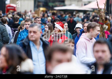 Bath, Somerset, Royaume-Uni. 21 Décembre, 2019. Clients dans le centre-ville de Bath sont représentés comme ils visitent les magasins sur le dernier samedi avant Noël. Le dernier samedi avant Noël est devenu connu sous le nom de 'Panique' samedi et de nombreux magasins ont réduit les prix pour attirer les clients de dernière minute. Credit : Lynchpics/Alamy Live News Banque D'Images