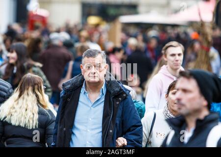 Bath, Somerset, Royaume-Uni. 21 Décembre, 2019. Clients dans le centre-ville de Bath sont représentés comme ils visitent les magasins sur le dernier samedi avant Noël. Le dernier samedi avant Noël est devenu connu sous le nom de 'Panique' samedi et de nombreux magasins ont réduit les prix pour attirer les clients de dernière minute. Credit : Lynchpics/Alamy Live News Banque D'Images