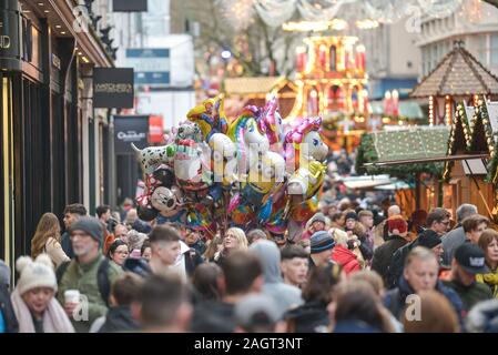 Birmingham, Royaume-Uni. 21 décembre 2019. Les amateurs de shopping avisés se sont rendus dans les rues du centre-ville de Birmingham alors que les ventes atteignaient jusqu'à 50 % pendant le « Super Saturday », le dernier samedi avant Noël, qui est considéré comme l'une des journées de shopping les plus achalandées de l'année. Pic pris le 21/12/2019. Crédit : arrêtez Press Media/Alamy Live News Banque D'Images