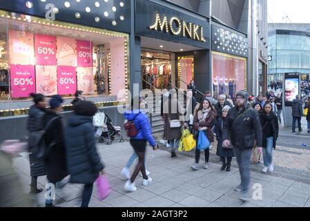 Birmingham, Royaume-Uni. 21 décembre 2019. Les amateurs de shopping avisés se sont rendus dans les rues du centre-ville de Birmingham alors que les ventes atteignaient jusqu'à 50 % pendant le « Super Saturday », le dernier samedi avant Noël, qui est considéré comme l'une des journées de shopping les plus achalandées de l'année. Pic pris le 21/12/2019. Crédit : arrêtez Press Media/Alamy Live News Banque D'Images