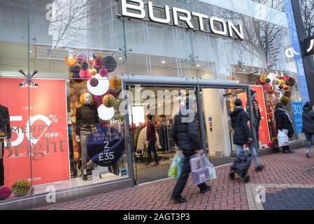 Birmingham, Royaume-Uni. 21 décembre 2019. Les amateurs de shopping avisés se sont rendus dans les rues du centre-ville de Birmingham alors que les ventes atteignaient jusqu'à 50 % pendant le « Super Saturday », le dernier samedi avant Noël, qui est considéré comme l'une des journées de shopping les plus achalandées de l'année. Pic pris le 21/12/2019. Crédit : arrêtez Press Media/Alamy Live News Banque D'Images