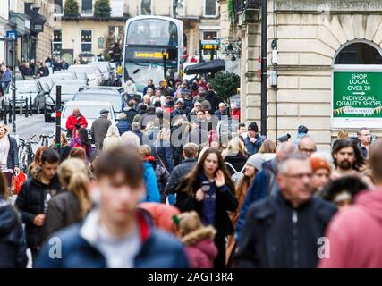 Bath, Somerset, Royaume-Uni. 21 Décembre, 2019. Clients dans le centre-ville de Bath sont représentés comme ils visitent les magasins sur le dernier samedi avant Noël. Le dernier samedi avant Noël est devenu connu sous le nom de 'Panique' samedi et de nombreux magasins ont réduit les prix pour attirer les clients de dernière minute. Credit : Lynchpics/Alamy Live News Banque D'Images