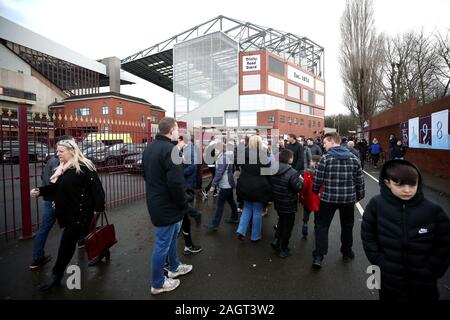 Fans arrivent en avance sur la Premier League match à Villa Park, Birmingham. Banque D'Images