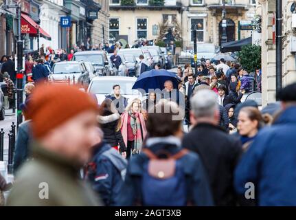 Bath, Somerset, Royaume-Uni. 21 Décembre, 2019. Clients dans le centre-ville de Bath sont représentés comme ils visitent les magasins sur le dernier samedi avant Noël. Le dernier samedi avant Noël est devenu connu sous le nom de 'Panique' samedi et de nombreux magasins ont réduit les prix pour attirer les clients de dernière minute. Credit : Lynchpics/Alamy Live News Banque D'Images