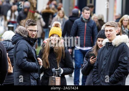 Bath, Somerset, Royaume-Uni. 21 Décembre, 2019. Clients dans le centre-ville de Bath sont représentés comme ils visitent les magasins sur le dernier samedi avant Noël. Le dernier samedi avant Noël est devenu connu sous le nom de 'Panique' samedi et de nombreux magasins ont réduit les prix pour attirer les clients de dernière minute. Credit : Lynchpics/Alamy Live News Banque D'Images