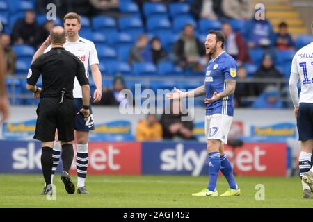 CARDIFF, WALES - 21 décembre Lee Tomlin à Cardiff City indique à l'arbitre c'était une faute au cours de la Sky Bet Championship match entre la ville de Cardiff et Preston North End au Cardiff City Stadium, Cardiff le samedi 21 décembre 2019. (Crédit : Jeff Thomas | MI News )photographie peut uniquement être utilisé pour les journaux et/ou magazines fins éditoriales, licence requise pour l'usage commercial Crédit : MI News & Sport /Alamy Live News Banque D'Images