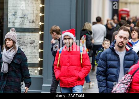 Bath, Somerset, Royaume-Uni. 21 Décembre, 2019. Clients dans le centre-ville de Bath sont représentés comme ils visitent les magasins sur le dernier samedi avant Noël. Le dernier samedi avant Noël est devenu connu sous le nom de 'Panique' samedi et de nombreux magasins ont réduit les prix pour attirer les clients de dernière minute. Credit : Lynchpics/Alamy Live News Banque D'Images