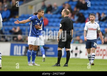 CARDIFF, WALES - 21 décembre Lee Peltier de Cardiff City conteste la décision de l'arbitre pendant le match de championnat entre Sky Bet Cardiff City et Preston North End au Cardiff City Stadium, Cardiff le samedi 21 décembre 2019. (Crédit : Jeff Thomas | MI News )photographie peut uniquement être utilisé pour les journaux et/ou magazines fins éditoriales, licence requise pour l'usage commercial Crédit : MI News & Sport /Alamy Live News Banque D'Images