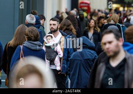 Bath, Somerset, Royaume-Uni. 21 Décembre, 2019. Clients dans le centre-ville de Bath sont représentés comme ils visitent les magasins sur le dernier samedi avant Noël. Le dernier samedi avant Noël est devenu connu sous le nom de 'Panique' samedi et de nombreux magasins ont réduit les prix pour attirer les clients de dernière minute. Credit : Lynchpics/Alamy Live News Banque D'Images