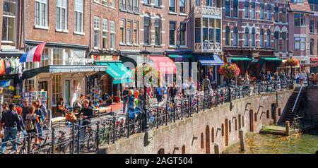 Vue panoramique sur le centre-ville d'Utrecht avec les touristes à l'Oudegracht (Vieux canal) et Vismarkt (marché aux poissons) sur un après-midi ensoleillé. Les Pays-Bas Banque D'Images