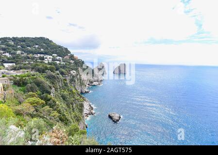 Rochers Faraglioni et la mer Tyrrhénienne, près de l'île de Capri en Italie Banque D'Images