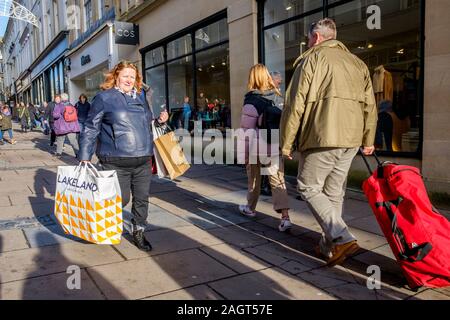 Bath, Somerset, Royaume-Uni. 21 Décembre, 2019. Clients dans le centre-ville de Bath sont représentés comme ils visitent les magasins sur le dernier samedi avant Noël. Le dernier samedi avant Noël est devenu connu sous le nom de 'Panique' samedi et de nombreux magasins ont réduit les prix pour attirer les clients de dernière minute. Credit : Lynchpics/Alamy Live News Banque D'Images