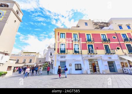 Piazza Umberto I, la célèbre Place de la vieille ville de l'île de Capri Banque D'Images