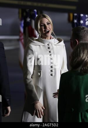 Suitland, Maryland, USA. 18Th Oct, 2019. Première fille et conseiller du président Ivanka Trump arrive avant au président des États-Unis, Donald J. Trump faire des observations et de la signature, le S.1790 National Defense Authorization Act pour l'année fiscale 2020 à Joint Base Andrews à Suitland, Maryland le Vendredi, Décembre 20, 2019 Crédit : Yuri Gripas/CNP/ZUMA/Alamy Fil Live News Banque D'Images