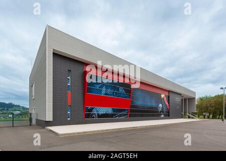 Fernando Alonso Museum, Llaneras, Espagne - 18 Avril 2019 : entrée principale du musée de Fernando Alonso. Le musée contient plus de 300 pièces de fer Banque D'Images