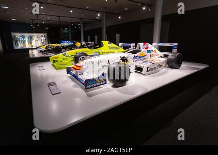 Fernando Alonso Museum, Llaneras, Espagne - 18 Avril 2019 : au premier plan la voiture avec laquelle Fernando Alonso a participé pour la première fois dans une chambre single Banque D'Images