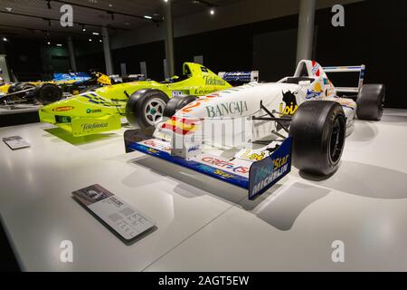 Fernando Alonso Museum, Llaneras, Espagne - 18 Avril 2019 : au premier plan la voiture avec laquelle Fernando Alonso a participé pour la première fois dans une chambre single Banque D'Images