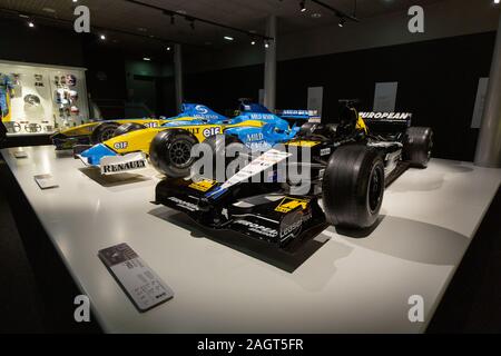 Fernando Alonso Museum, Llaneras, Espagne - 18 Avril 2019 : au premier plan, la voiture avec laquelle Fernando Alonso a participé pour la première fois en fo Banque D'Images