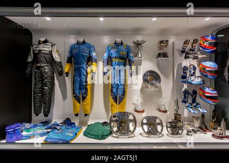 Fernando Alonso Museum, Llaneras, Espagne - 18 Avril 2019 : costumes, casques et les trophées de Fernando Alonso dans les saisons 2001 à 2004 Banque D'Images